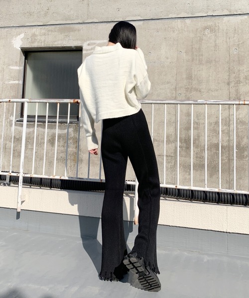 LVEU.(ラブユ.)の「Pin design cropped knit cardigan / ピンデザインクロップドニットカーディガン(カーディガン/ボレロ・レディース・ブラック/アイボリー・FREE)」の12枚目の写真