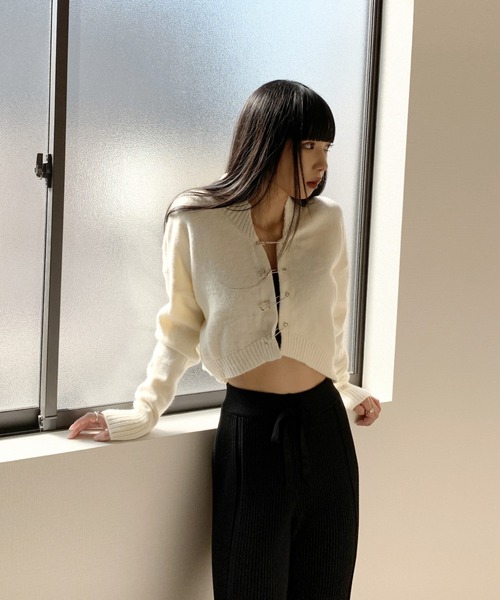 LVEU.(ラブユ.)の「Pin design cropped knit cardigan / ピンデザインクロップドニットカーディガン(カーディガン/ボレロ・レディース・ブラック/アイボリー・FREE)」の16枚目の写真
