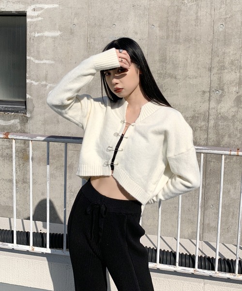 LVEU.(ラブユ.)の「Pin design cropped knit cardigan / ピンデザインクロップドニットカーディガン(カーディガン/ボレロ・レディース・ブラック/アイボリー・FREE)」の13枚目の写真