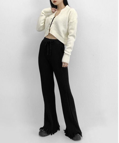 LVEU.(ラブユ.)の「Pin design cropped knit cardigan / ピンデザインクロップドニットカーディガン(カーディガン/ボレロ・レディース・ブラック/アイボリー・FREE)」の20枚目の写真