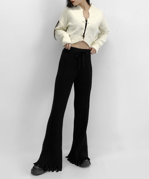 LVEU.(ラブユ.)の「Pin design cropped knit cardigan / ピンデザインクロップドニットカーディガン(カーディガン/ボレロ・レディース・ブラック/アイボリー・FREE)」の21枚目の写真
