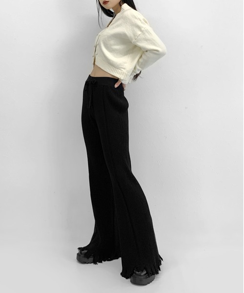 LVEU.(ラブユ.)の「Pin design cropped knit cardigan / ピンデザインクロップドニットカーディガン(カーディガン/ボレロ・レディース・ブラック/アイボリー・FREE)」の22枚目の写真