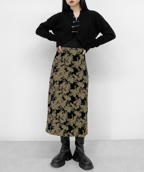 LVEU.(ラブユ.)の「Pin design cropped knit cardigan / ピンデザインクロップドニットカーディガン(カーディガン/ボレロ・レディース・ブラック/アイボリー・FREE)」の18枚目の写真