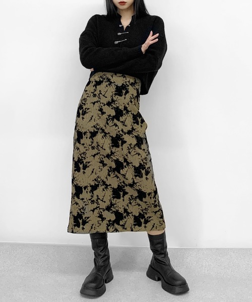 LVEU.(ラブユ.)の「Pin design cropped knit cardigan / ピンデザインクロップドニットカーディガン(カーディガン/ボレロ・レディース・ブラック/アイボリー・FREE)」の19枚目の写真