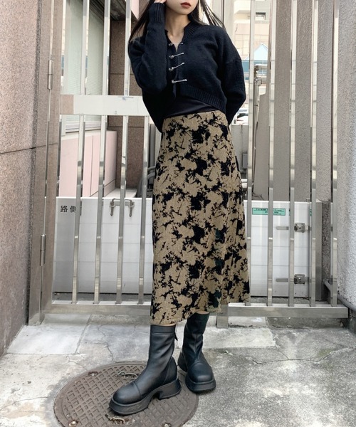 LVEU.(ラブユ.)の「Pin design cropped knit cardigan / ピンデザインクロップドニットカーディガン(カーディガン/ボレロ・レディース・ブラック/アイボリー・FREE)」の4枚目の写真