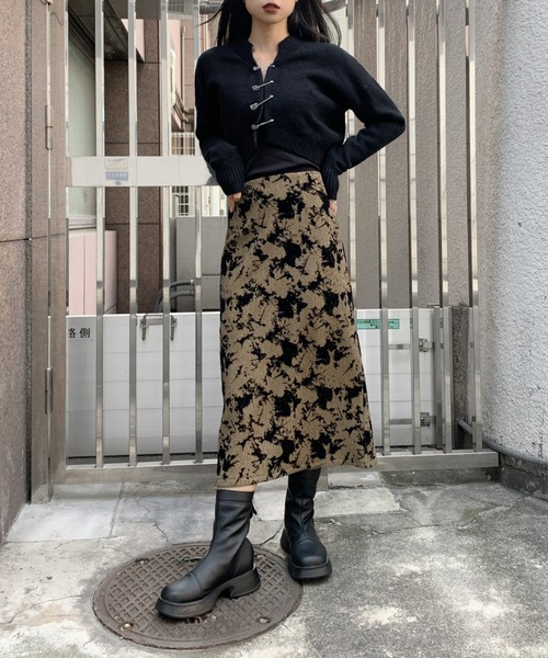 LVEU.(ラブユ.)の「Pin design cropped knit cardigan / ピンデザインクロップドニットカーディガン(カーディガン/ボレロ・レディース・ブラック/アイボリー・FREE)」の6枚目の写真