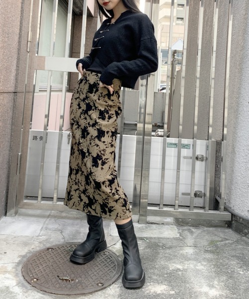 LVEU.(ラブユ.)の「Pin design cropped knit cardigan / ピンデザインクロップドニットカーディガン(カーディガン/ボレロ・レディース・ブラック/アイボリー・FREE)」の5枚目の写真