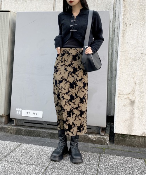 LVEU.(ラブユ.)の「Pin design cropped knit cardigan / ピンデザインクロップドニットカーディガン(カーディガン/ボレロ・レディース・ブラック/アイボリー・FREE)」の7枚目の写真