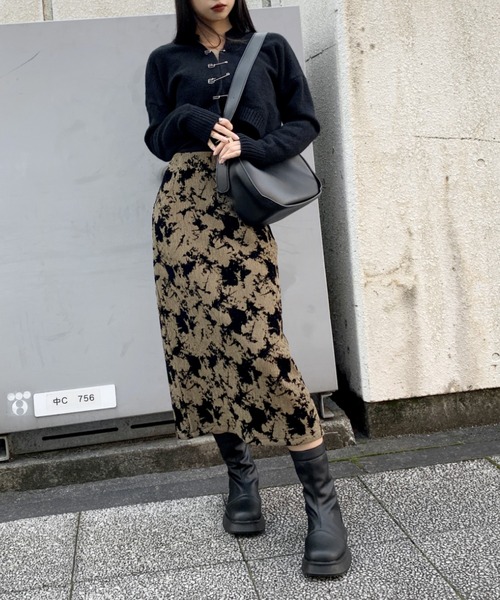 LVEU.(ラブユ.)の「Pin design cropped knit cardigan / ピンデザインクロップドニットカーディガン(カーディガン/ボレロ・レディース・ブラック/アイボリー・FREE)」の8枚目の写真