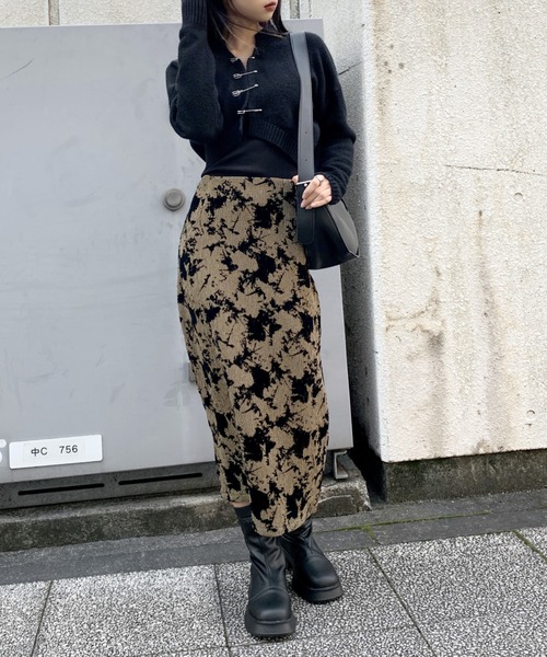 LVEU.(ラブユ.)の「Pin design cropped knit cardigan / ピンデザインクロップドニットカーディガン(カーディガン/ボレロ・レディース・ブラック/アイボリー・FREE)」の9枚目の写真