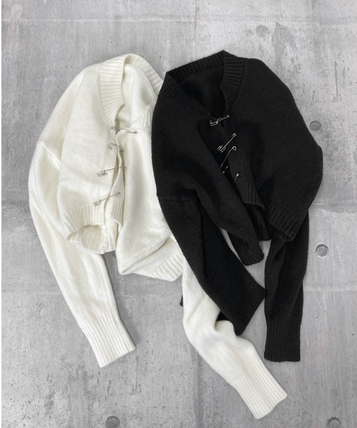 LVEU.(ラブユ.)の「Pin design cropped knit cardigan / ピンデザインクロップドニットカーディガン(カーディガン/ボレロ・レディース・ブラック/アイボリー・FREE)」の3枚目の写真