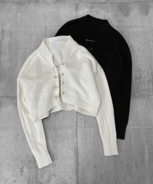 LVEU.(ラブユ.)の「Pin design cropped knit cardigan / ピンデザインクロップドニットカーディガン(カーディガン/ボレロ・レディース・ブラック/アイボリー・FREE)」の17枚目の写真
