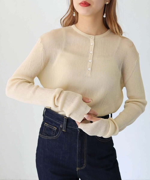 HER CLOSET（ハークローゼット）の「【shemoshelly】WEB限定ヘンリーネックフィンガーホールシアーリブニット（ニット/セーター・レディース・ブラウン/オレンジ/ブルー/ブラック/アイボリー・M）」の2枚目の写真