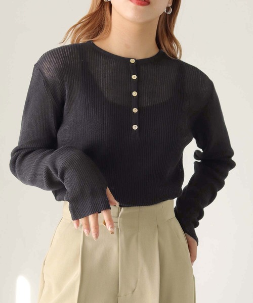 HER CLOSET（ハークローゼット）の「【shemoshelly】WEB限定ヘンリーネックフィンガーホールシアーリブニット（ニット/セーター・レディース・ブラウン/オレンジ/ブルー/ブラック/アイボリー・M）」の3枚目の写真