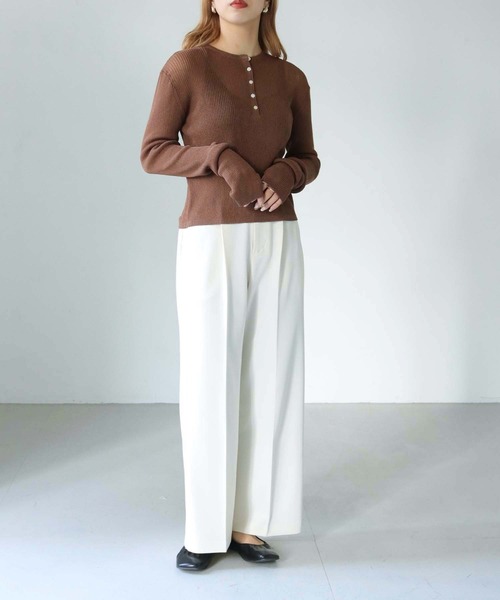 HER CLOSET（ハークローゼット）の「【shemoshelly】WEB限定ヘンリーネックフィンガーホールシアーリブニット（ニット/セーター・レディース・ブラウン/オレンジ/ブルー/ブラック/アイボリー・M）」の7枚目の写真