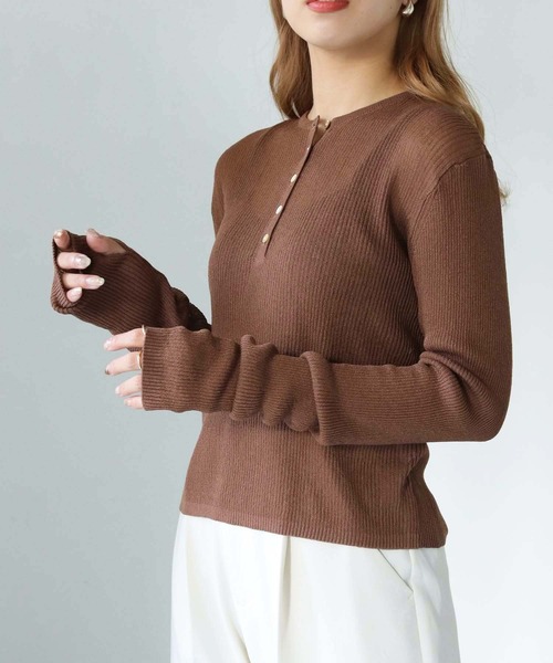 HER CLOSET（ハークローゼット）の「【shemoshelly】WEB限定ヘンリーネックフィンガーホールシアーリブニット（ニット/セーター・レディース・ブラウン/オレンジ/ブルー/ブラック/アイボリー・M）」の6枚目の写真