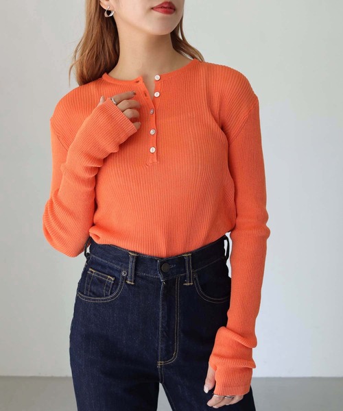 HER CLOSET（ハークローゼット）の「【shemoshelly】WEB限定ヘンリーネックフィンガーホールシアーリブニット（ニット/セーター・レディース・ブラウン/オレンジ/ブルー/ブラック/アイボリー・M）」の9枚目の写真