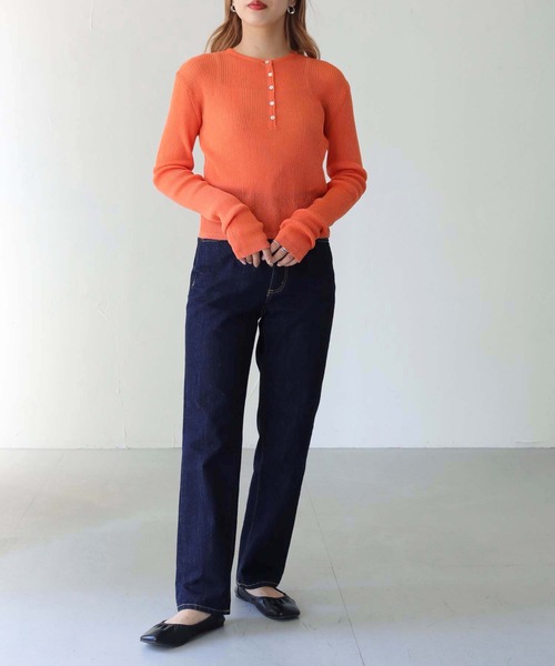 HER CLOSET（ハークローゼット）の「【shemoshelly】WEB限定ヘンリーネックフィンガーホールシアーリブニット（ニット/セーター・レディース・ブラウン/オレンジ/ブルー/ブラック/アイボリー・M）」の13枚目の写真