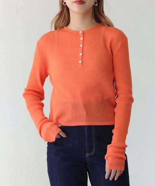 HER CLOSET（ハークローゼット）の「【shemoshelly】WEB限定ヘンリーネックフィンガーホールシアーリブニット（ニット/セーター・レディース・ブラウン/オレンジ/ブルー/ブラック/アイボリー・M）」の11枚目の写真