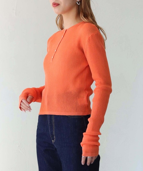HER CLOSET（ハークローゼット）の「【shemoshelly】WEB限定ヘンリーネックフィンガーホールシアーリブニット（ニット/セーター・レディース・ブラウン/オレンジ/ブルー/ブラック/アイボリー・M）」の12枚目の写真