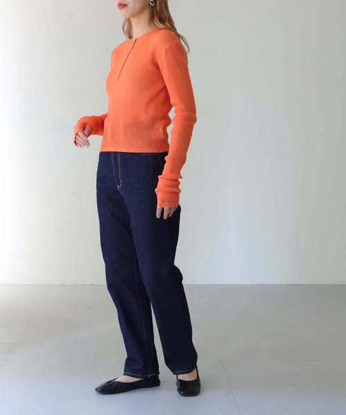 HER CLOSET（ハークローゼット）の「【shemoshelly】WEB限定ヘンリーネックフィンガーホールシアーリブニット（ニット/セーター・レディース・ブラウン/オレンジ/ブルー/ブラック/アイボリー・M）」の14枚目の写真