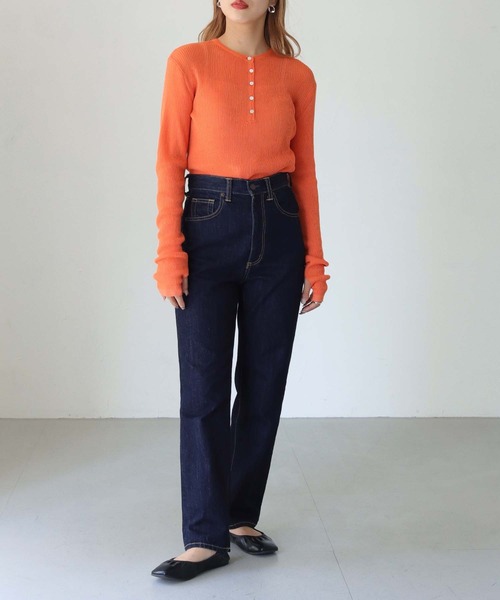 HER CLOSET（ハークローゼット）の「【shemoshelly】WEB限定ヘンリーネックフィンガーホールシアーリブニット（ニット/セーター・レディース・ブラウン/オレンジ/ブルー/ブラック/アイボリー・M）」の10枚目の写真