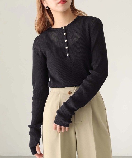 HER CLOSET（ハークローゼット）の「【shemoshelly】WEB限定ヘンリーネックフィンガーホールシアーリブニット（ニット/セーター・レディース・ブラウン/オレンジ/ブルー/ブラック/アイボリー・M）」の22枚目の写真