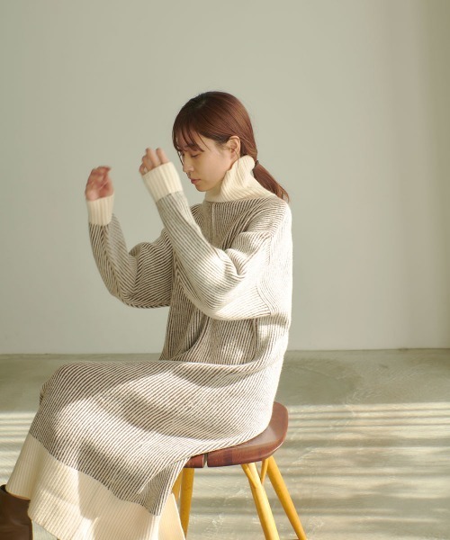 marjour(マージュール)の「STRIPE TURTLE KNIT ONEPIECE(ワンピース・レディース・モカ・M)」の2枚目の写真