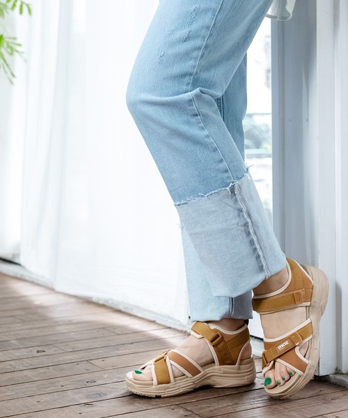 BETTY CLUB（ベティクラブ）の「moz(モズ)クロスベルト厚底クッションスポーツサンダル（サンダル・レディース・キャメル/ブラック×ホワイト/マルチ/ベージュ/シルバー・M/LL/L/S）」の3枚目の写真