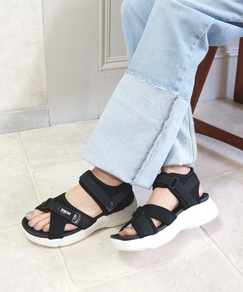 BETTY CLUB（ベティクラブ）の「moz(モズ)クロスベルト厚底クッションスポーツサンダル（サンダル・レディース・キャメル/ブラック×ホワイト/マルチ/ベージュ/シルバー・M/LL/L/S）」の22枚目の写真