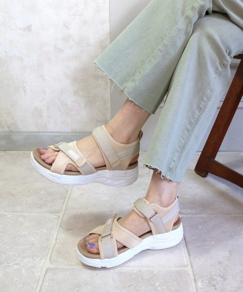 BETTY CLUB（ベティクラブ）の「moz(モズ)クロスベルト厚底クッションスポーツサンダル（サンダル・レディース・キャメル/ブラック×ホワイト/マルチ/ベージュ/シルバー・M/LL/L/S）」の11枚目の写真