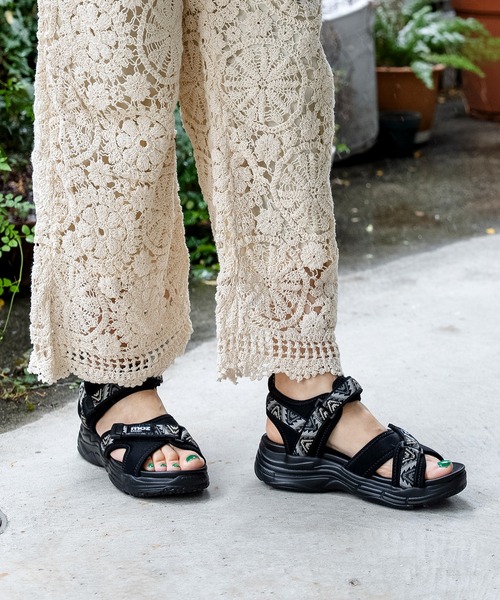 BETTY CLUB（ベティクラブ）の「moz(モズ)クロスベルト厚底クッションスポーツサンダル（サンダル・レディース・キャメル/ブラック×ホワイト/マルチ/ベージュ/シルバー・M/LL/L/S）」の9枚目の写真