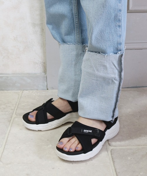 BETTY CLUB（ベティクラブ）の「moz(モズ)クロスベルト厚底クッションスポーツサンダル（サンダル・レディース・キャメル/ブラック×ホワイト/マルチ/ベージュ/シルバー・M/LL/L/S）」の12枚目の写真