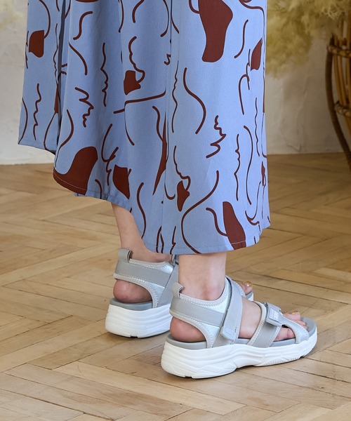 BETTY CLUB（ベティクラブ）の「moz(モズ)クロスベルト厚底クッションスポーツサンダル（サンダル・レディース・キャメル/ブラック×ホワイト/マルチ/ベージュ/シルバー・M/LL/L/S）」の15枚目の写真