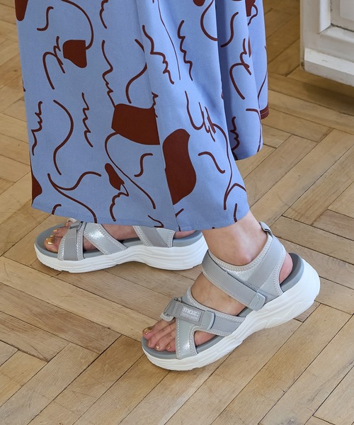 BETTY CLUB（ベティクラブ）の「moz(モズ)クロスベルト厚底クッションスポーツサンダル（サンダル・レディース・キャメル/ブラック×ホワイト/マルチ/ベージュ/シルバー・M/LL/L/S）」の18枚目の写真