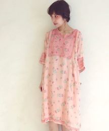 Another Edition | ポリエステルフラワープリントエンブロワンピース/ AEBC P FLW PRT EMBR OP(ワンピース)