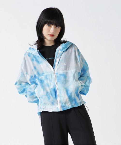 Calvin Klein Jeans(カルヴァンクラインジーンズ)の「Calvin Klein Jeans(カルバンクラインジーンズ)アクアシェルウィンドブレーカー(その他アウター・レディース・その他18/ブルー・S)」の1枚目の写真