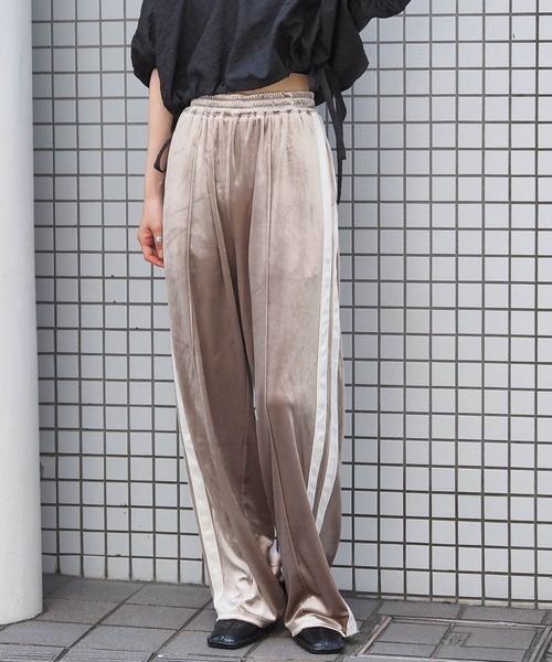 tiptop（ティップトップ）の「【選べる2タイプ】サイドラインワイドパンツ【ベロア生地登場】（その他パンツ・レディース・ブラック/グレイッシュベージュ/ベージュ系その他/ブラック系その他/ネイビー・FREE）」の4枚目の写真
