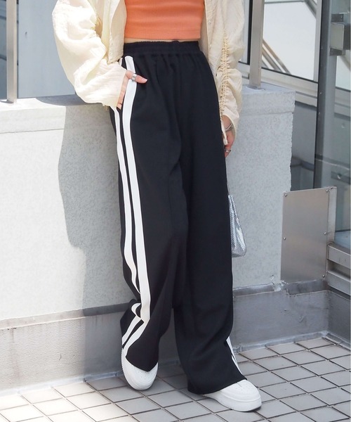 tiptop（ティップトップ）の「【選べる2タイプ】サイドラインワイドパンツ【ベロア生地登場】（その他パンツ・レディース・ブラック/グレイッシュベージュ/ベージュ系その他/ブラック系その他/ネイビー・FREE）」の6枚目の写真