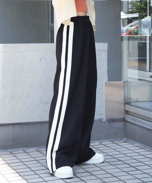 tiptop（ティップトップ）の「【選べる2タイプ】サイドラインワイドパンツ【ベロア生地登場】（その他パンツ・レディース・ブラック/グレイッシュベージュ/ベージュ系その他/ブラック系その他/ネイビー・FREE）」の8枚目の写真