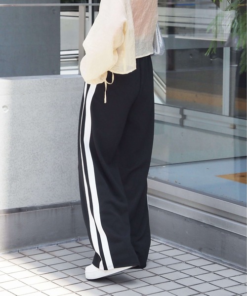 tiptop（ティップトップ）の「【選べる2タイプ】サイドラインワイドパンツ【ベロア生地登場】（その他パンツ・レディース・ブラック/グレイッシュベージュ/ベージュ系その他/ブラック系その他/ネイビー・FREE）」の9枚目の写真