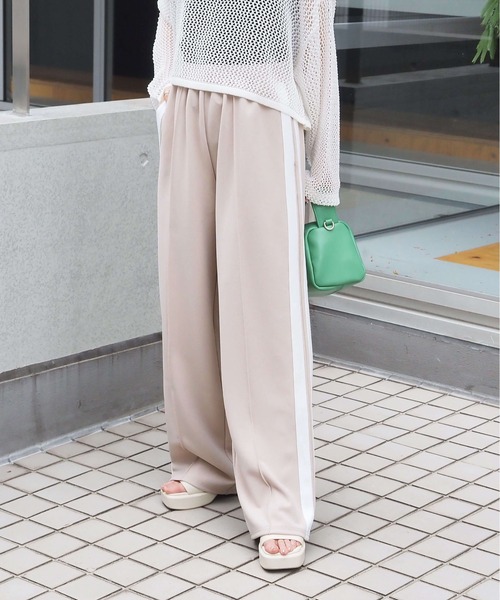 tiptop（ティップトップ）の「【選べる2タイプ】サイドラインワイドパンツ【ベロア生地登場】（その他パンツ・レディース・ブラック/グレイッシュベージュ/ベージュ系その他/ブラック系その他/ネイビー・FREE）」の11枚目の写真