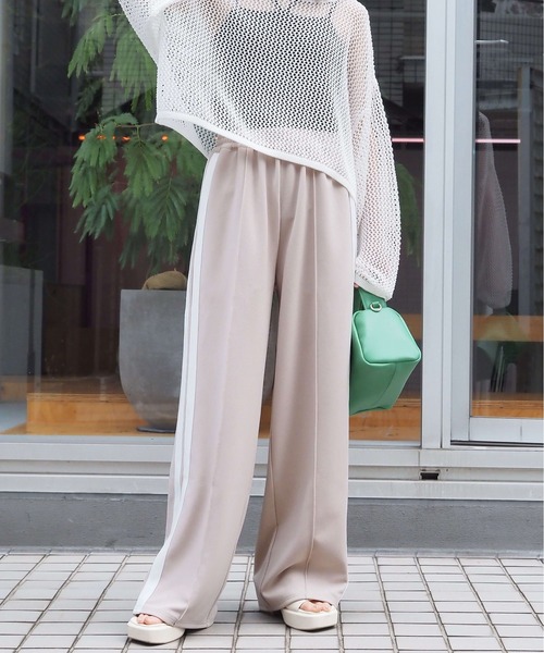 tiptop（ティップトップ）の「【選べる2タイプ】サイドラインワイドパンツ【ベロア生地登場】（その他パンツ・レディース・ブラック/グレイッシュベージュ/ベージュ系その他/ブラック系その他/ネイビー・FREE）」の12枚目の写真