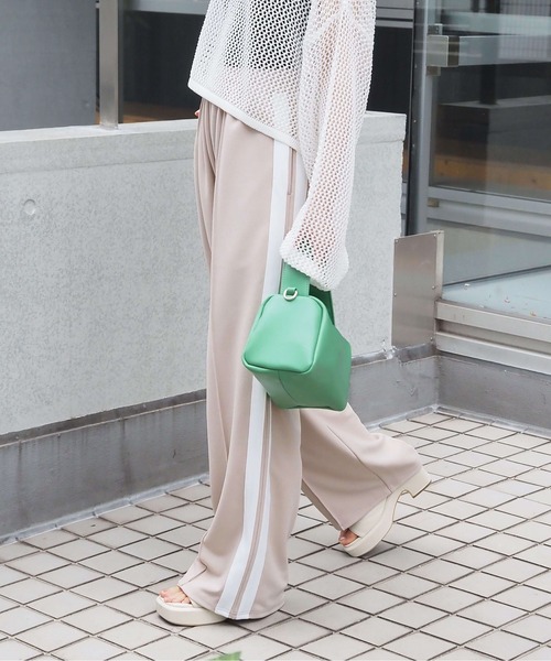 tiptop（ティップトップ）の「【選べる2タイプ】サイドラインワイドパンツ【ベロア生地登場】（その他パンツ・レディース・ブラック/グレイッシュベージュ/ベージュ系その他/ブラック系その他/ネイビー・FREE）」の13枚目の写真