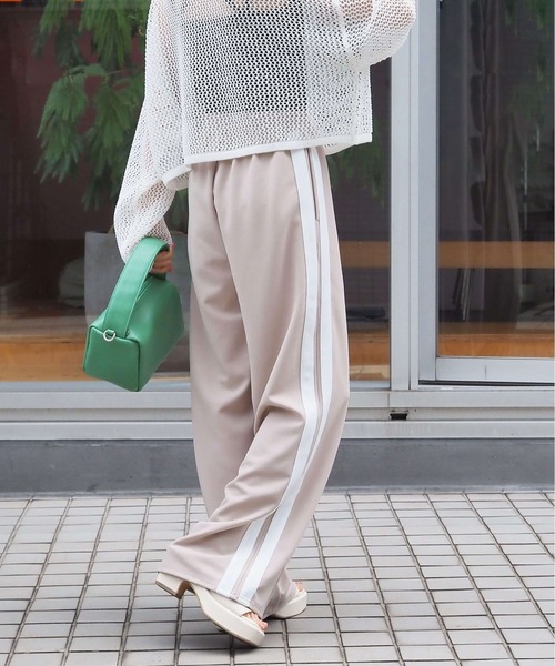 tiptop（ティップトップ）の「【選べる2タイプ】サイドラインワイドパンツ【ベロア生地登場】（その他パンツ・レディース・ブラック/グレイッシュベージュ/ベージュ系その他/ブラック系その他/ネイビー・FREE）」の14枚目の写真