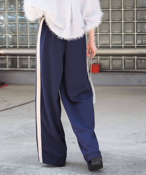 tiptop（ティップトップ）の「【選べる2タイプ】サイドラインワイドパンツ【ベロア生地登場】（その他パンツ・レディース・ブラック/グレイッシュベージュ/ベージュ系その他/ブラック系その他/ネイビー・FREE）」の17枚目の写真