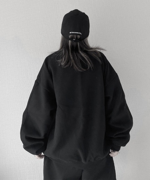 YARIK ブラックスタッズスウェットシャツ YARIK ブラックスタッズスウェットシャツ