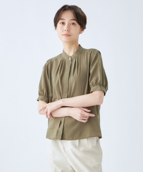 SUIT SELECT（スーツセレクト）の「【吸水速乾・ストレッチ素材】ほんのりシアーな半袖バンドカラーブラウス（シャツ/ブラウス・レディース・ダークネイビー/ブラウン系その他/ホワイト/ライトグレー/カーキ/ベージュ・M/L）」の5枚目の写真