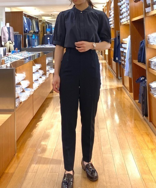 SUIT SELECT（スーツセレクト）の「【吸水速乾・ストレッチ素材】ほんのりシアーな半袖バンドカラーブラウス（シャツ/ブラウス・レディース・ダークネイビー/ブラウン系その他/ホワイト/ライトグレー/カーキ/ベージュ・M/L）」の6枚目の写真