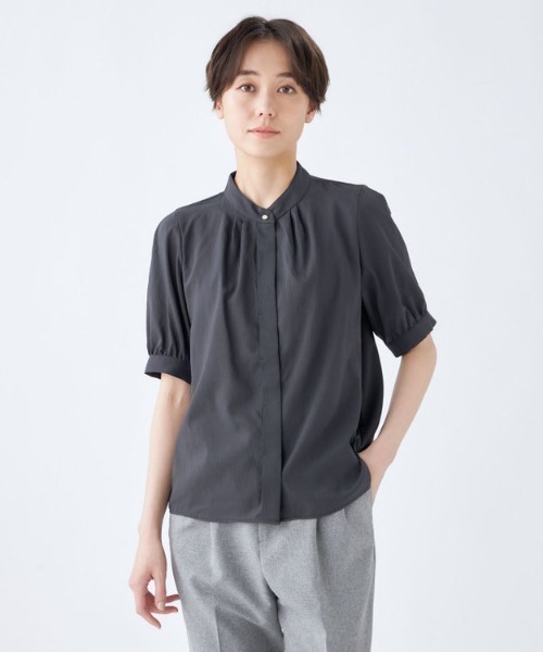 SUIT SELECT（スーツセレクト）の「【吸水速乾・ストレッチ素材】ほんのりシアーな半袖バンドカラーブラウス（シャツ/ブラウス・レディース・ダークネイビー/ブラウン系その他/ホワイト/ライトグレー/カーキ/ベージュ・M/L）」の8枚目の写真